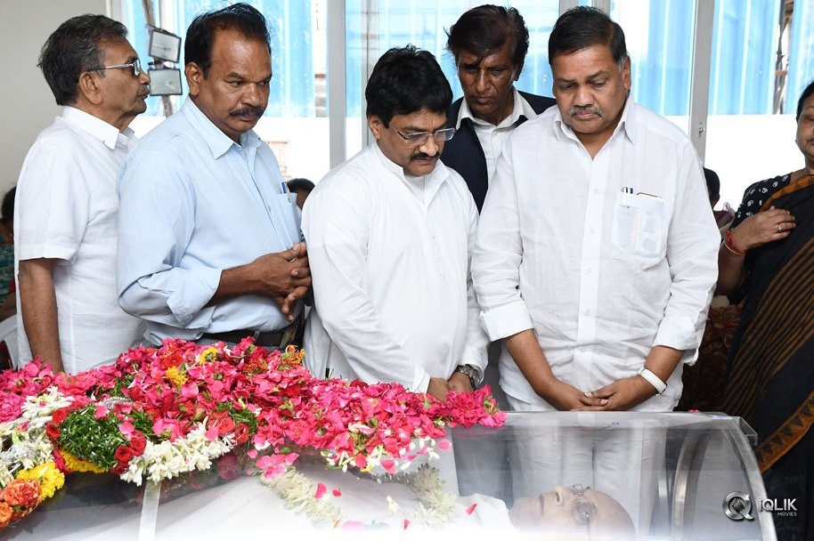 Celebs-Pay-Condolences-to-C-Narayana-Reddy